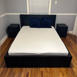 Cama en buen estado con mesita de noche y colchón incluido